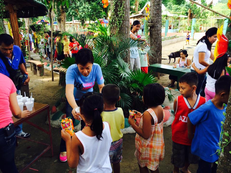 Feeding program at Bobonan Elementary School (1)